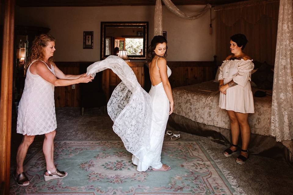 Brides mom helps her dress