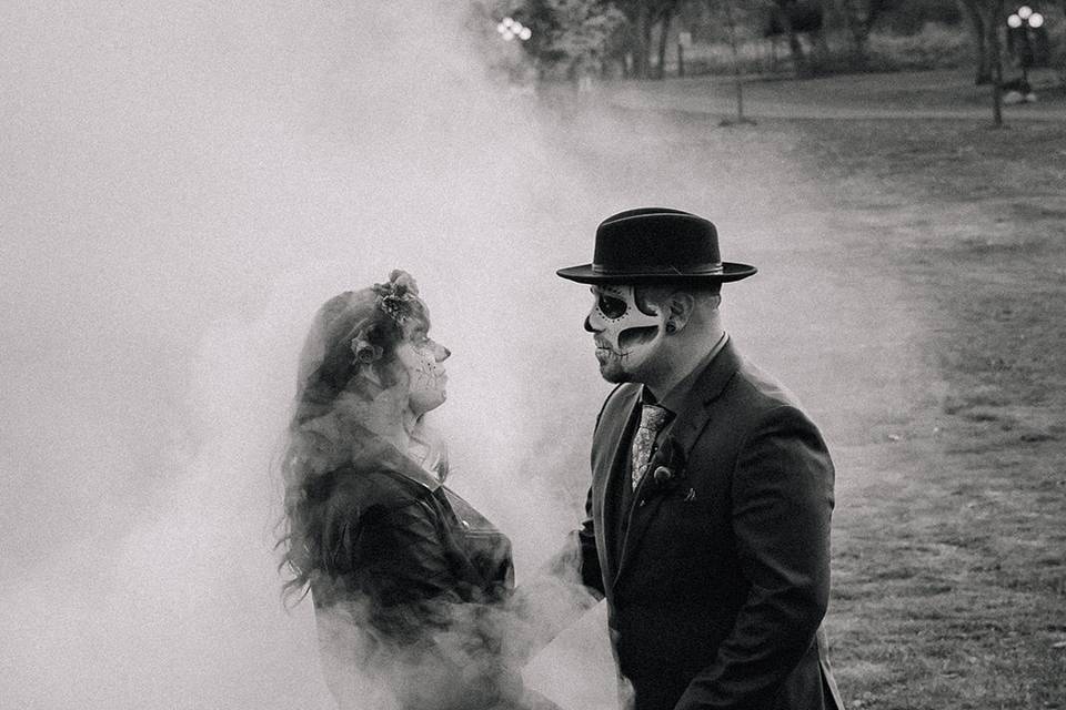 Wedding couple in smoke bomb