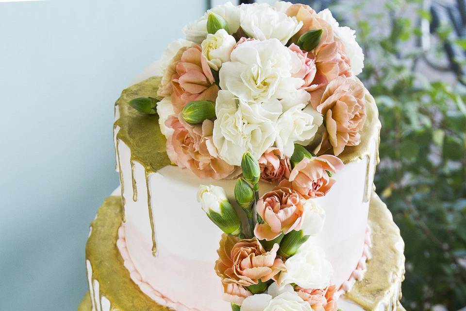 Elegant Flower Cake - Duke Bakery