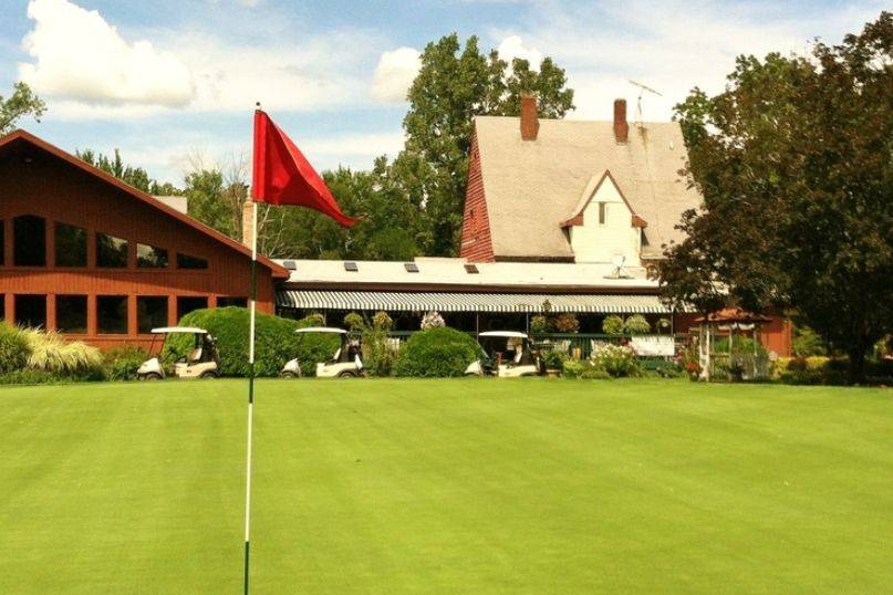 Exterior view of the Brookshire Inn & Golf Club