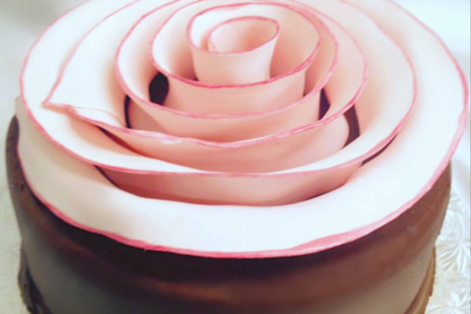 Fondant ribbon cake