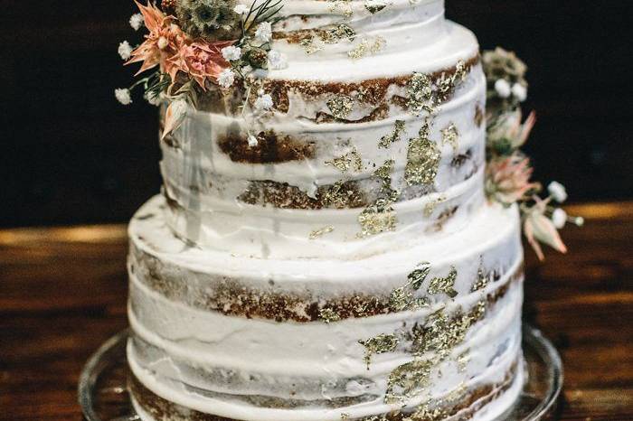 Naked wedding cake with minimal design