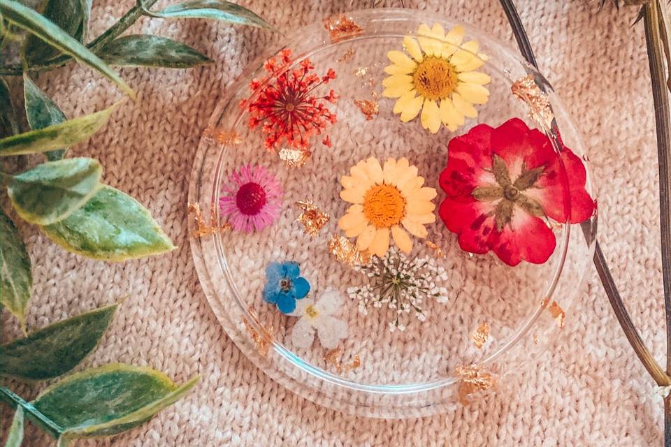 Resin coaster with dried flowers