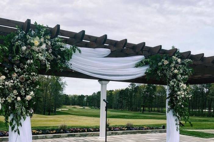 Natural Pergola Decor