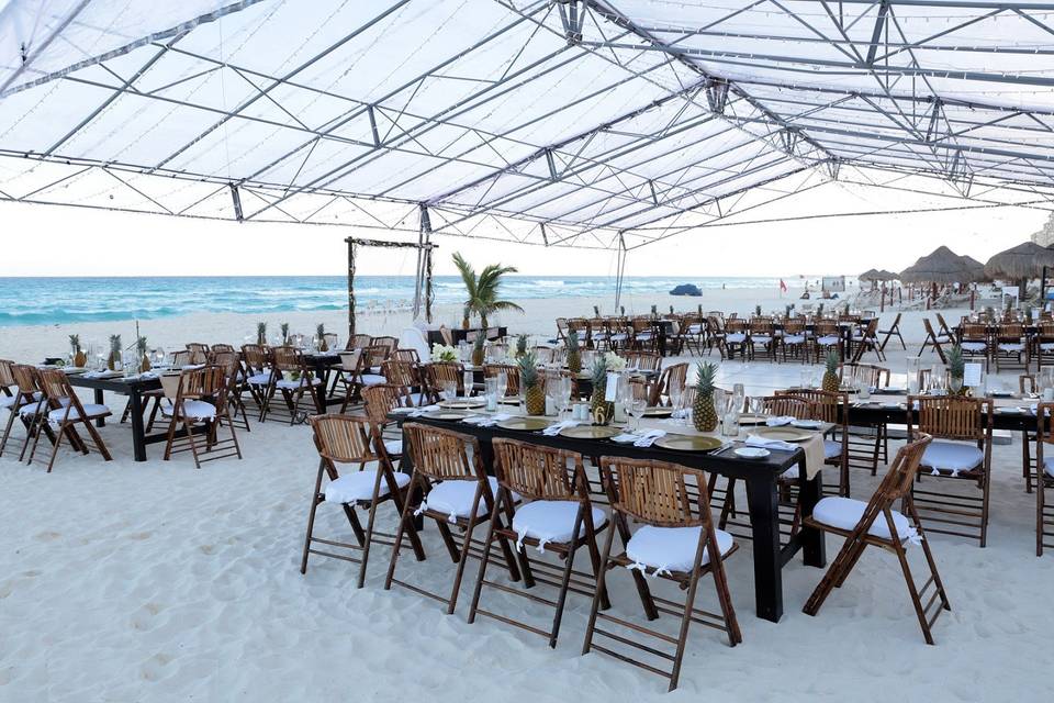 Beach dinner reception for wedding