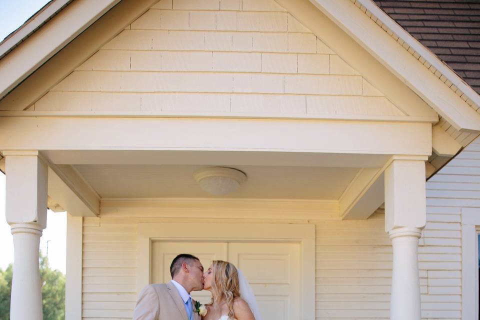 Newlyweds kissing - Take Pics With Steph