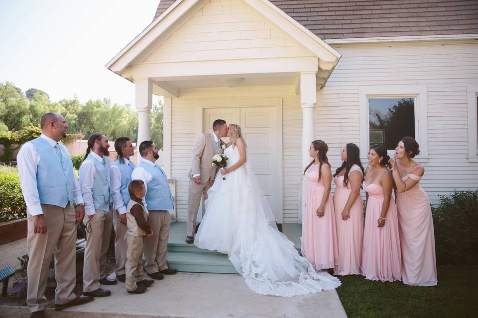 Couple with members of the wedding party - Take Pics With Steph