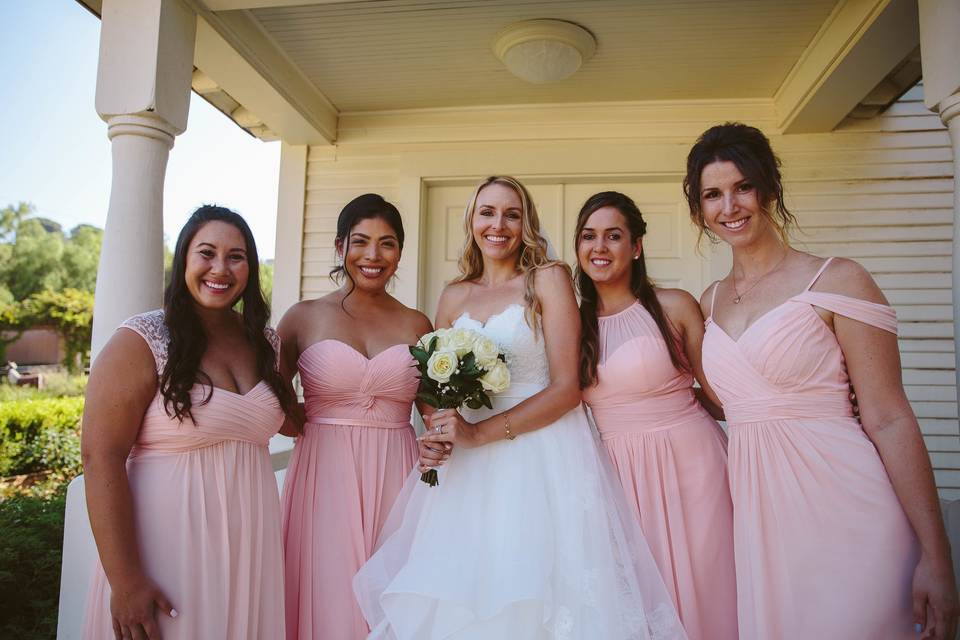Bride with bridesmaids - Take Pics With Steph