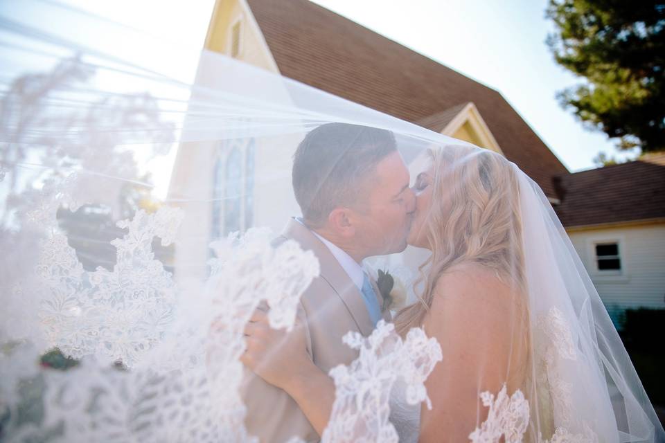 Kissing under the veil - Take Pics With Steph