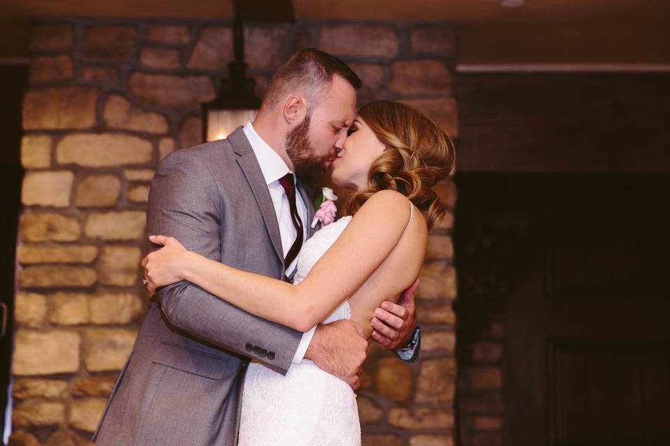 Couple kissing - Take Pics With Steph
