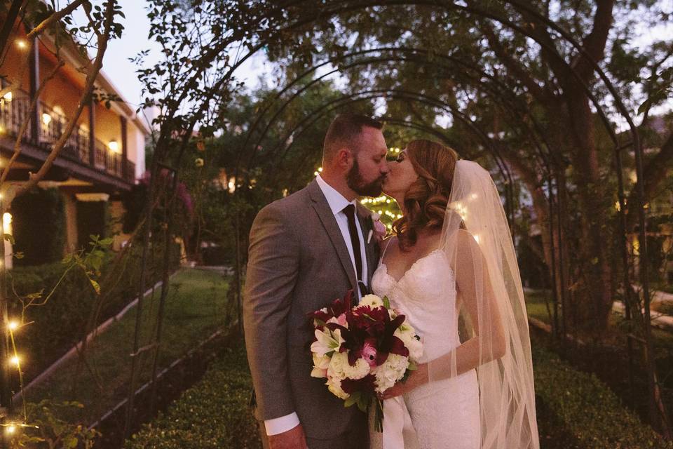 Bride and groom kissing - Take Pics With Steph