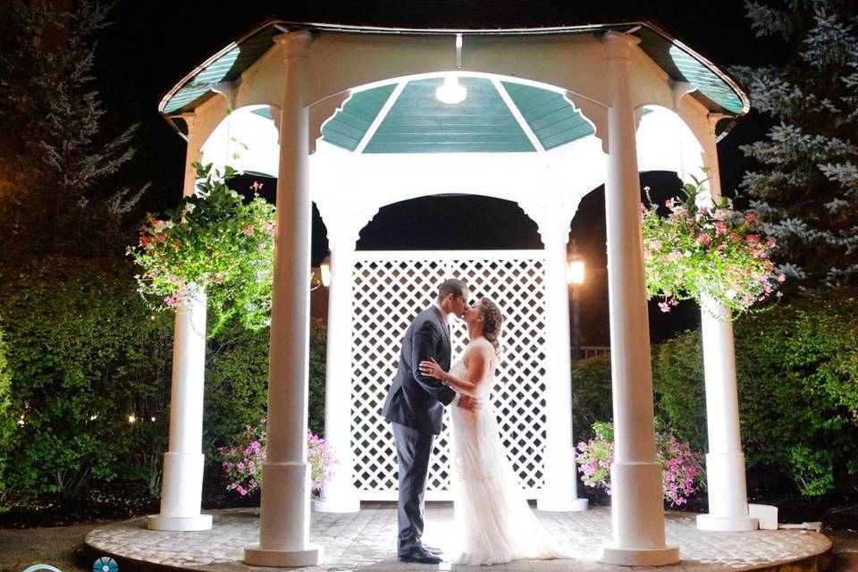 Kiss at the gazebo