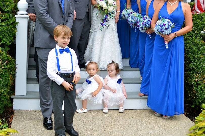 The couple with the bridesmaids and groomsmen