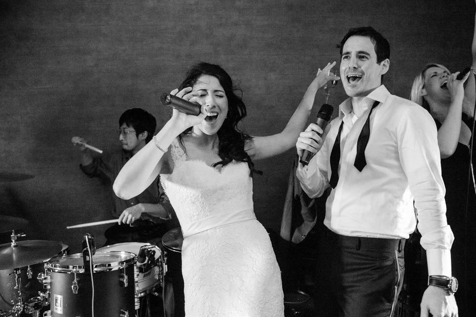 Singing newlyweds | Photo by Nicole Chan Photography