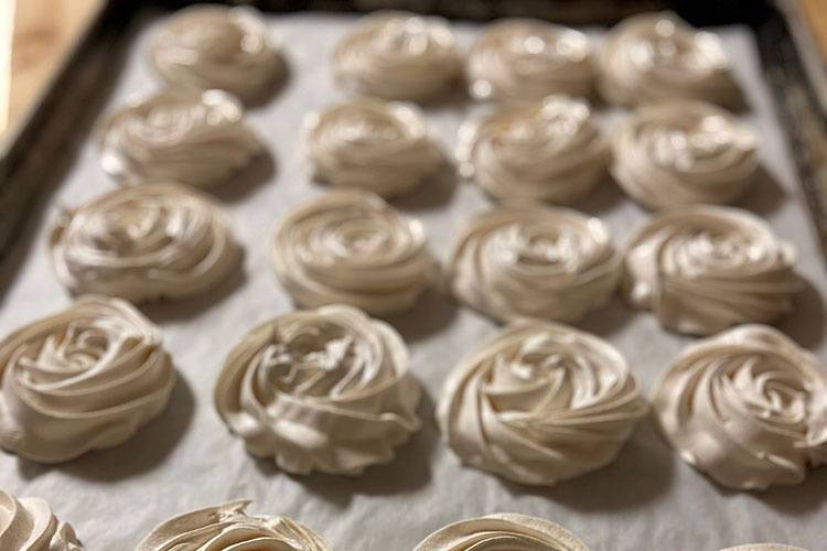 Vanilla meringue cookies