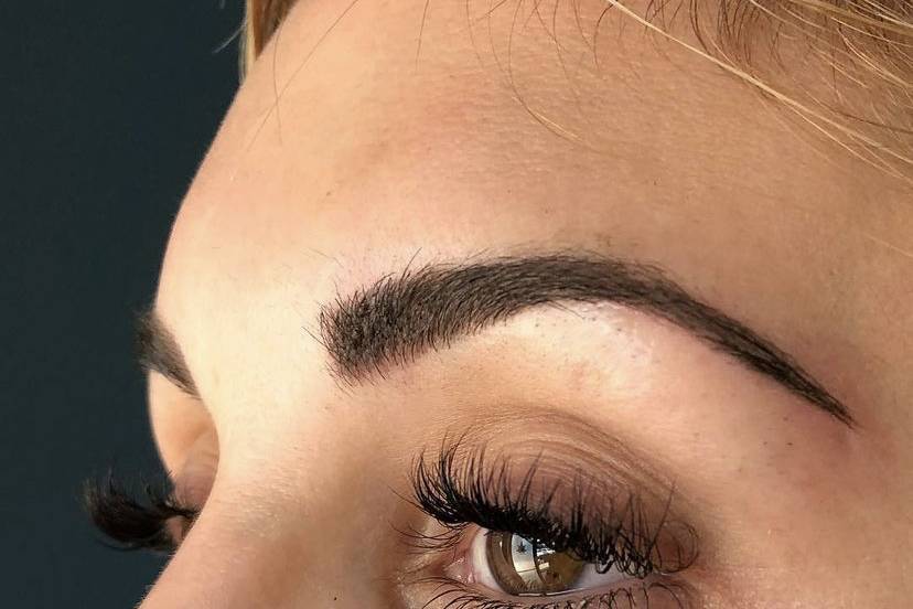 Microblading brows