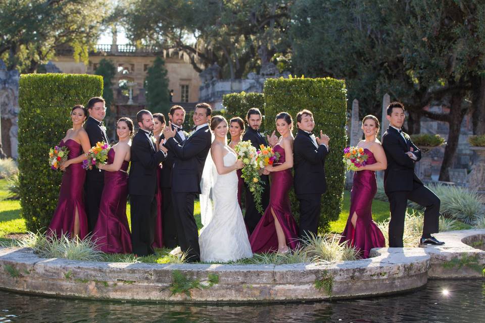 Couple with bridesmaids and groomsmen