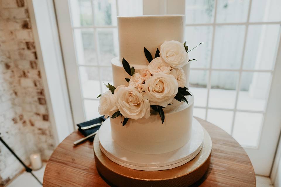 3 Tier cake with Tibet Toses