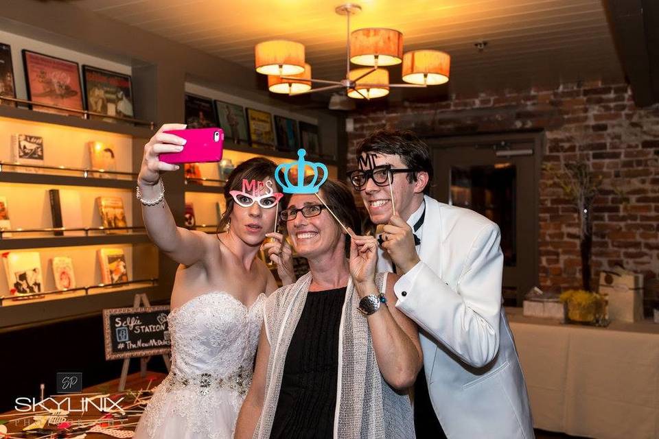 Selfie station fun with Sara + Kevin / photo Skylinix Photography