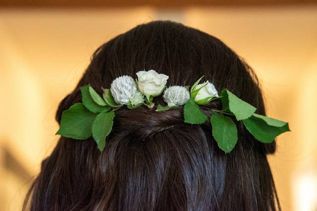 Fresh-flower hair accessories