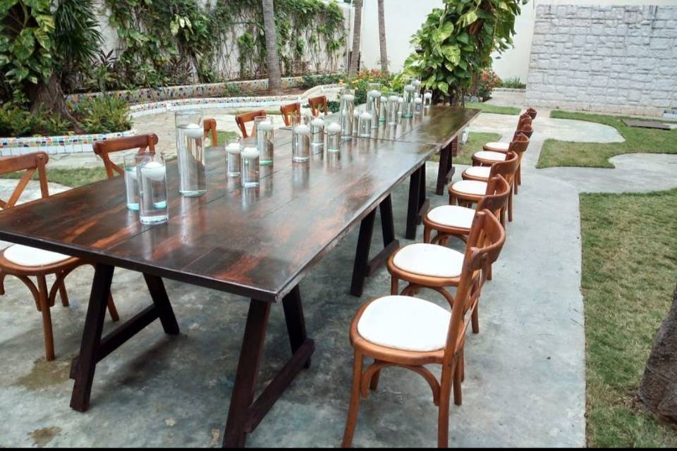 Walnut veined wooden table