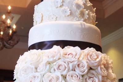 Fresh roses and sugar applique flowers wedding cake