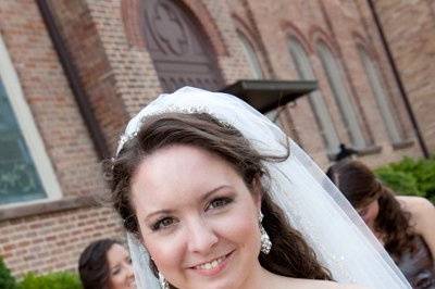 A bride with her vintage fan.