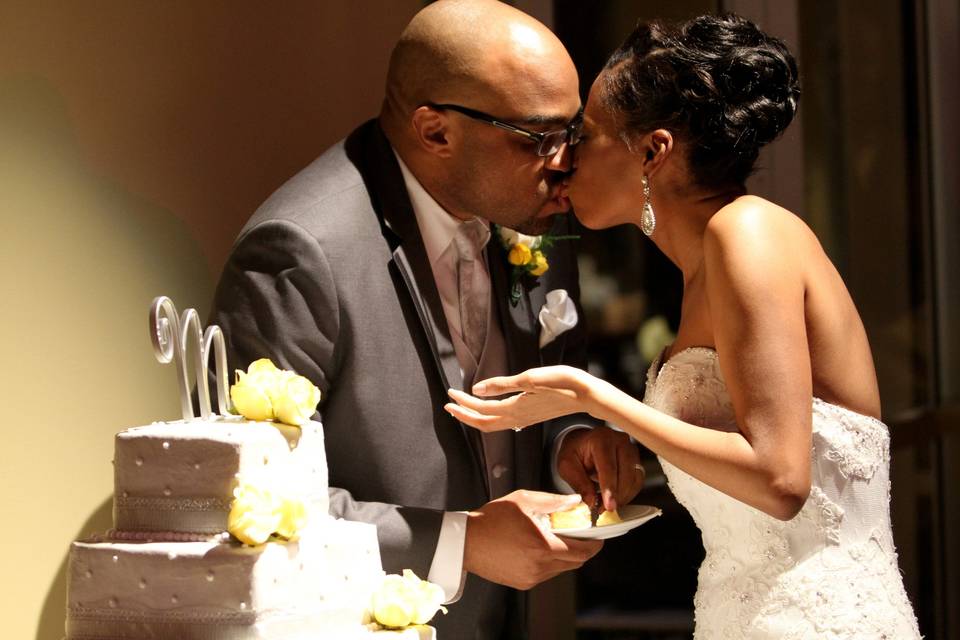 Kissing by the cake