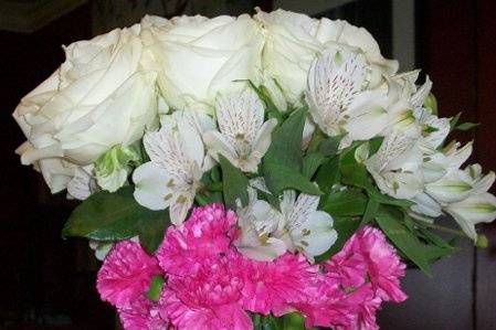 White and pink centerpiece