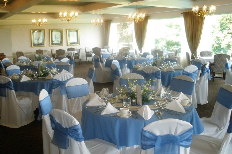 The Member Dining Room can be added to the Ballroom space to seat up to 365 guests - with two walls of floor-to-ceiling windows, overlooking the lush and beautiful golf course