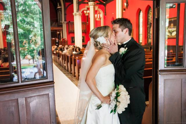 Chapel kiss