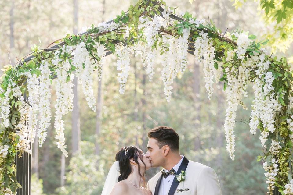 Just married kiss