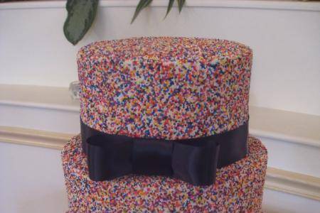 Sprinkle wedding cake with ribbons