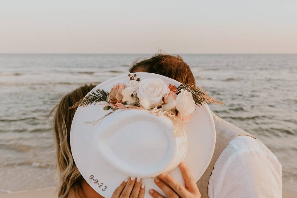 Kiss behind hat