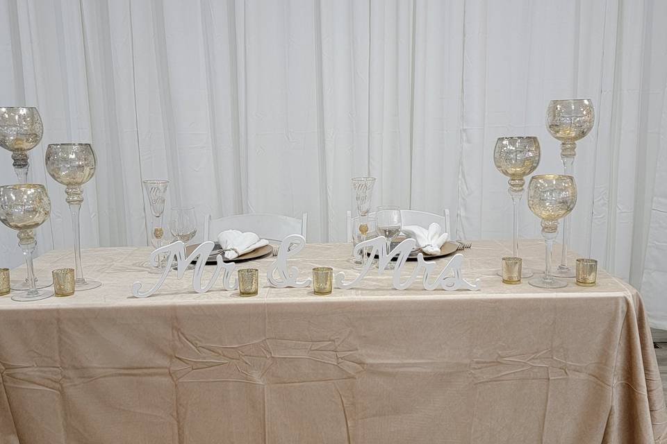 Clubhouse sweetheart table