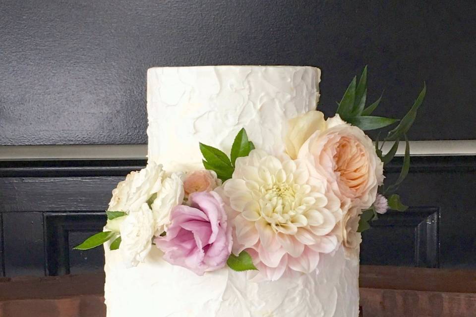 Classic cake with floral decorations