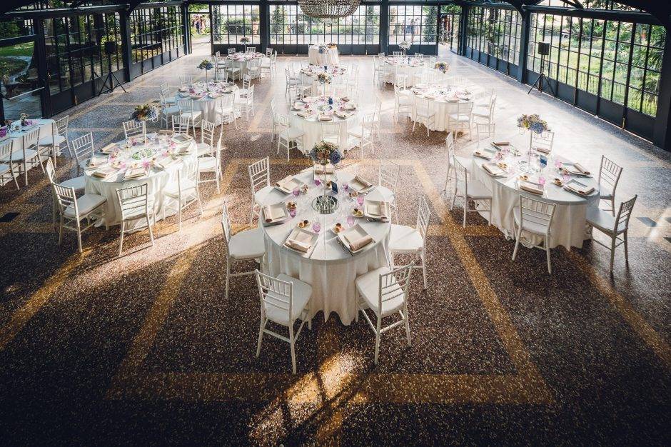 Pavilion with round tables