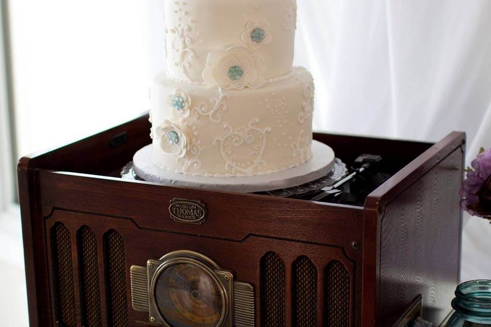 Vintage style wedding cake