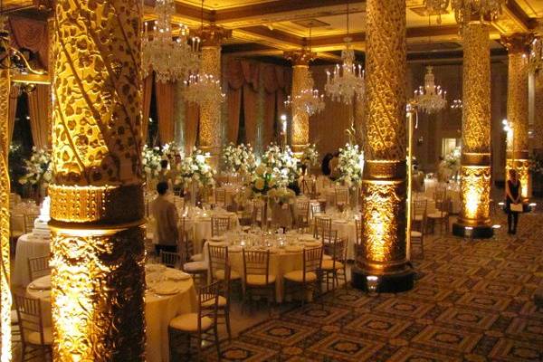 Wedding up lighting and pin spots at The Drake Hotel, Chicago by MDM Entertainment.