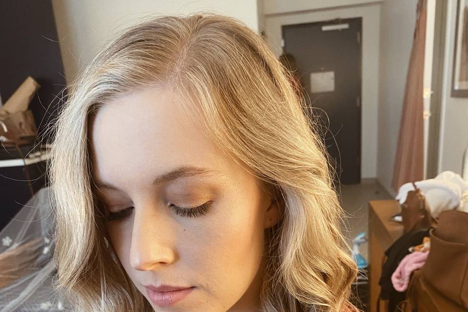 Waves and natural makeup