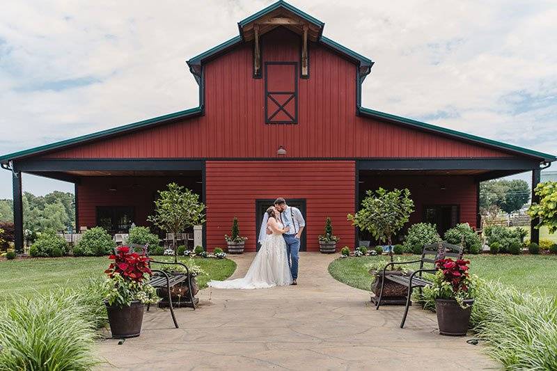 Sweet garden wedding brings vintage style to Tennessee barn