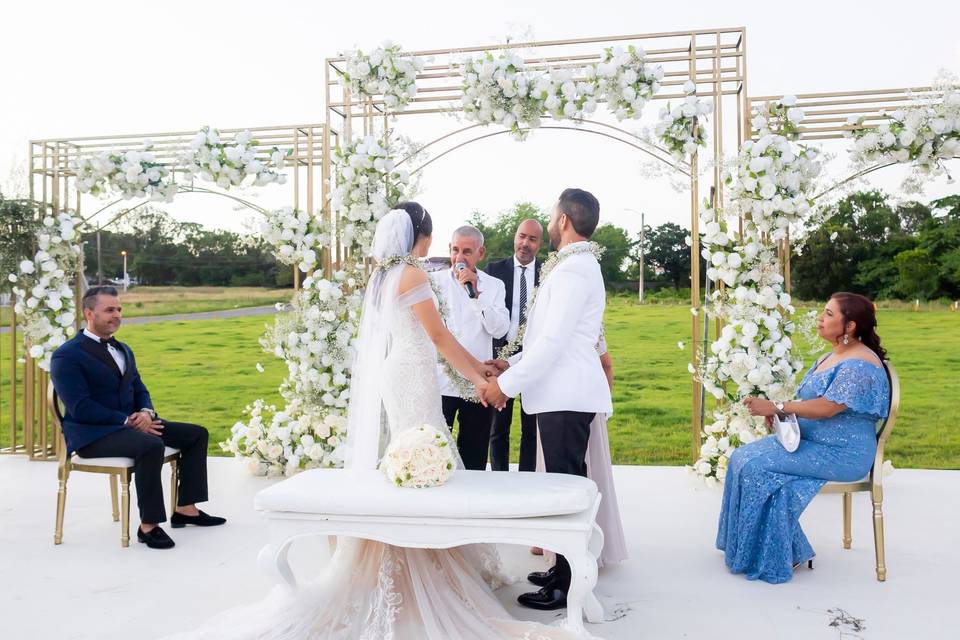 Outdoor Luxury ceremony