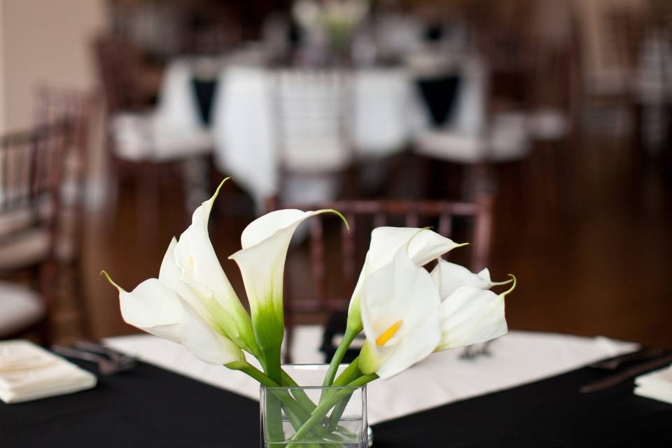 Reception tablescape and centerpieces at Wellington Place in Springfield, MO.