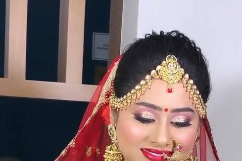 Red-gold bridal makeup look,va
