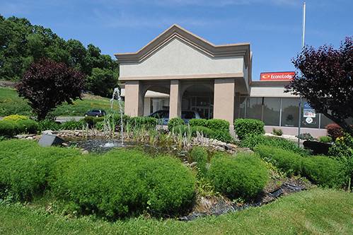 Exterior view of the Econo Lodge Hotel