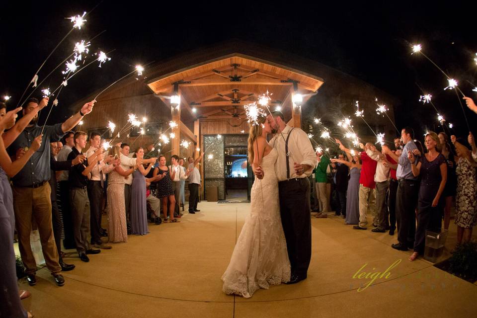 Couple kissing - Conner Photography