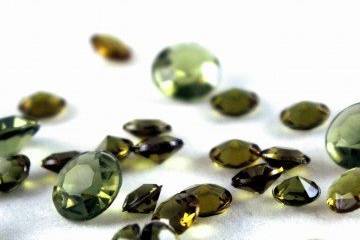 Olivine diamond confetti