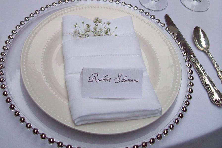 Table setting with clear diamond confetti