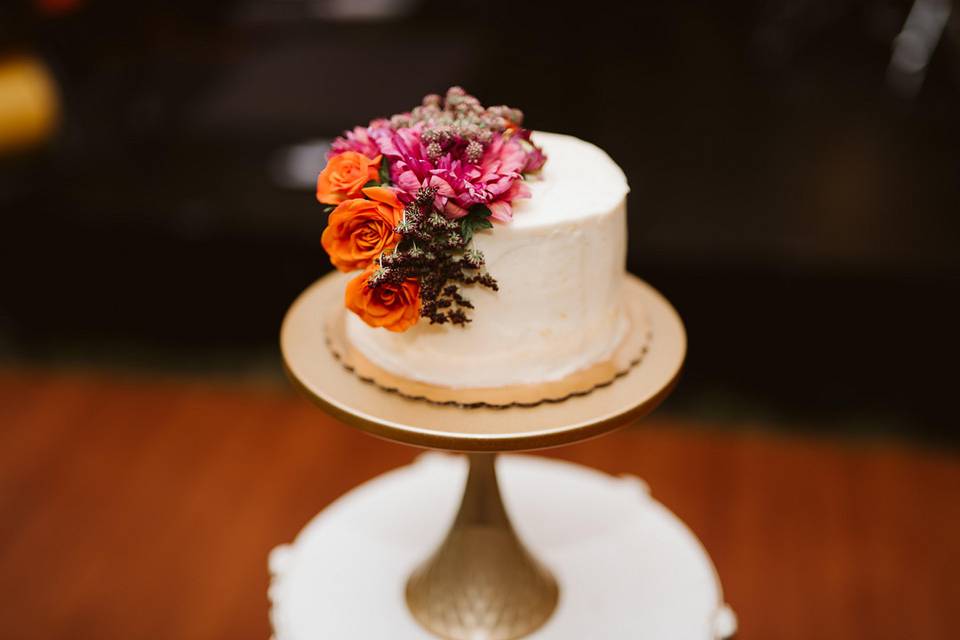 Cutting cake