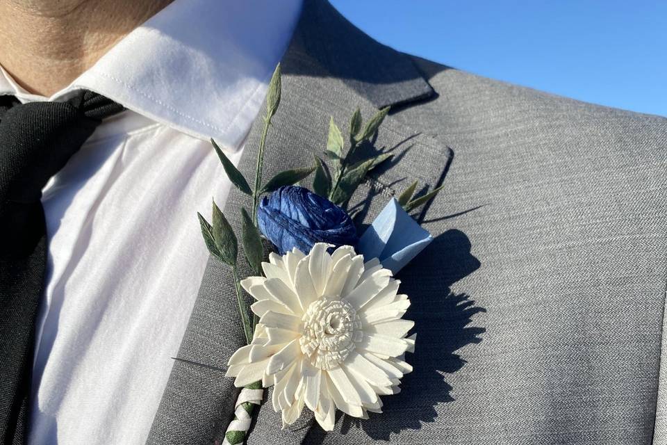 Sola Wood boutonnière